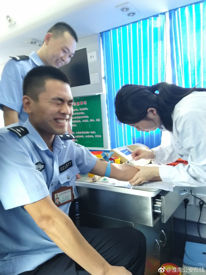 疼skr人！警察在移動獻血車上的表情包亮了