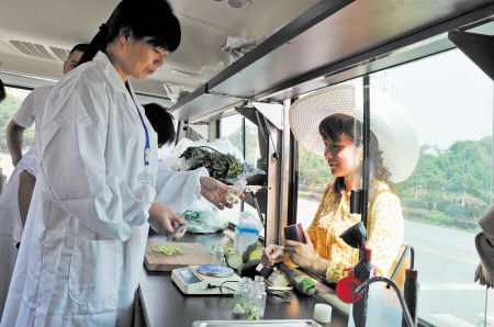 挑選食品安全檢測車廠家，需要注意這3點(diǎn)